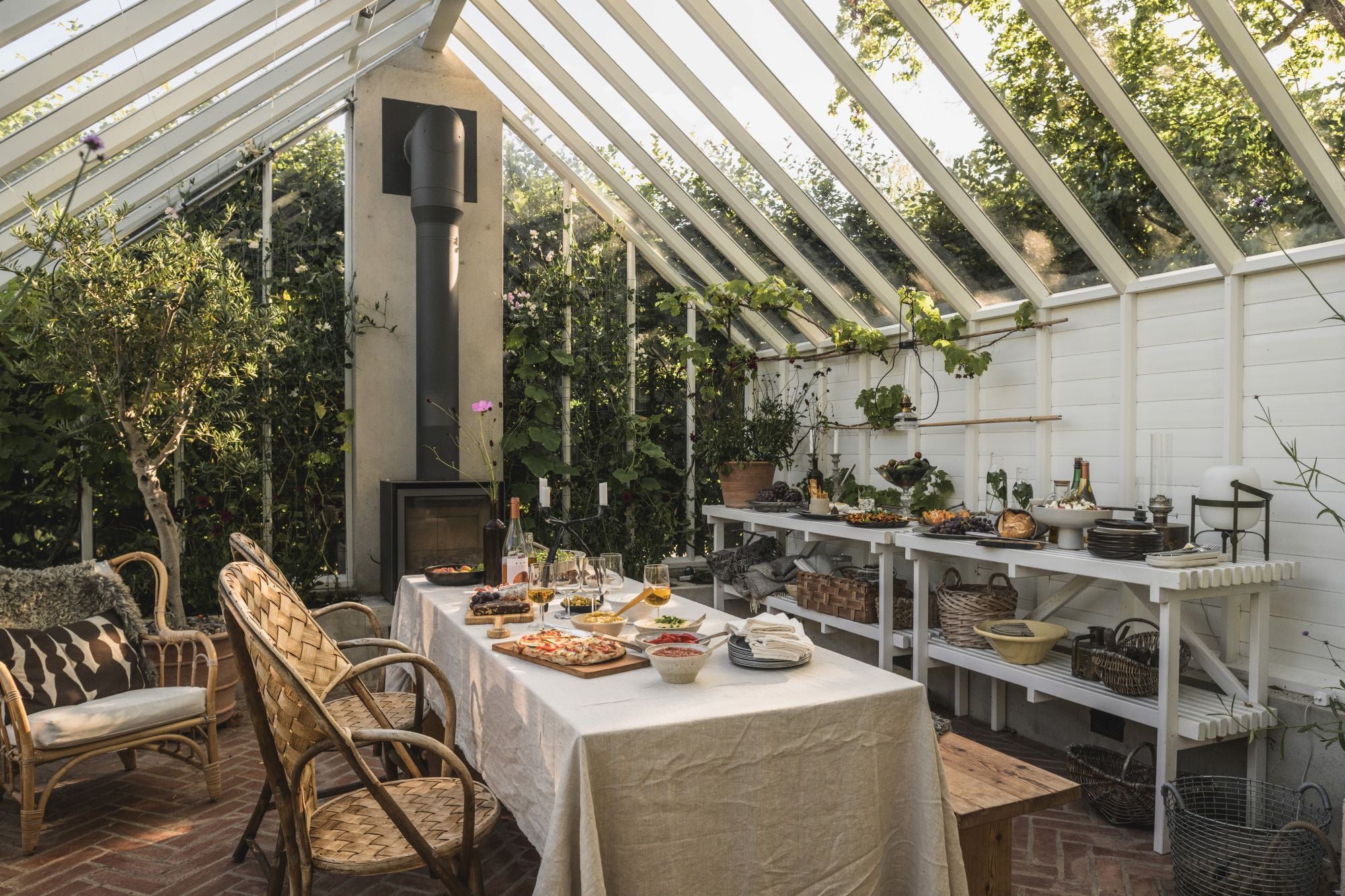 klassiskt växthus orangeri i trä med sadeltak