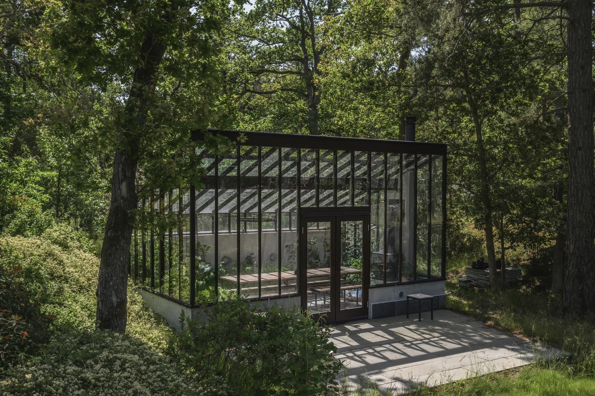 samtida brunt växthus och orangeri i trä