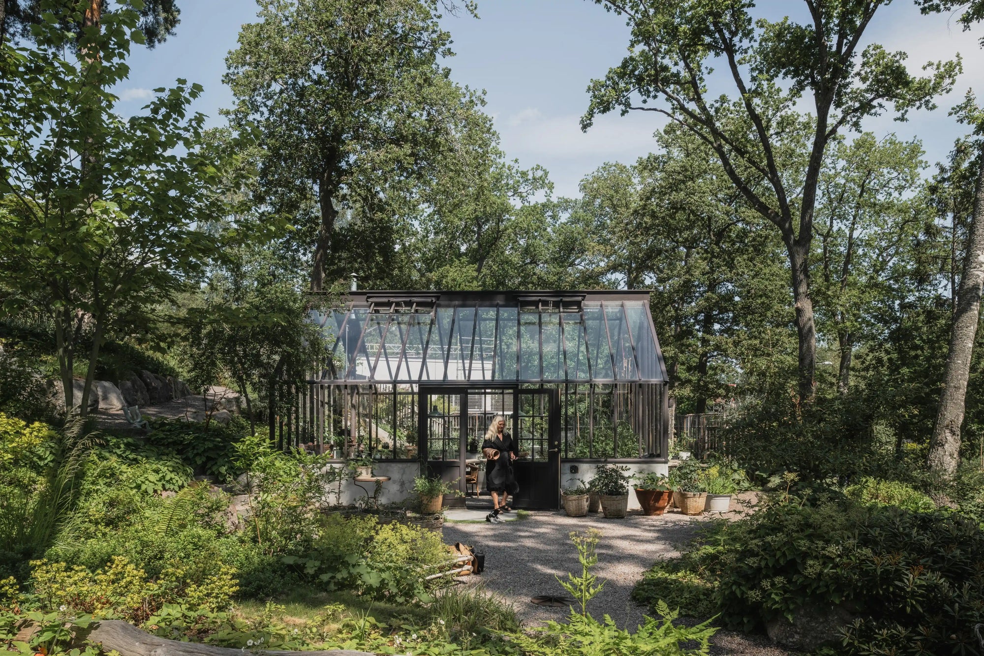 brunt klassiskt växthus och orangeri i trä