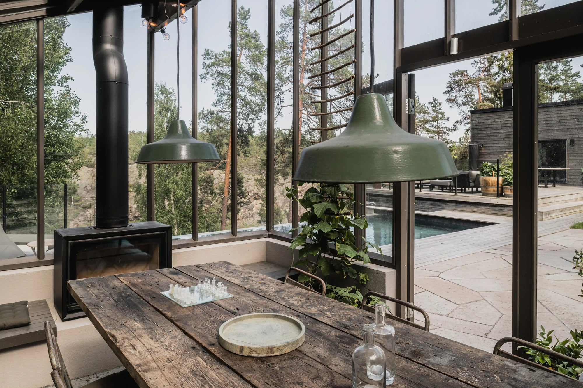 samtida brunt växthus och orangeri i trä