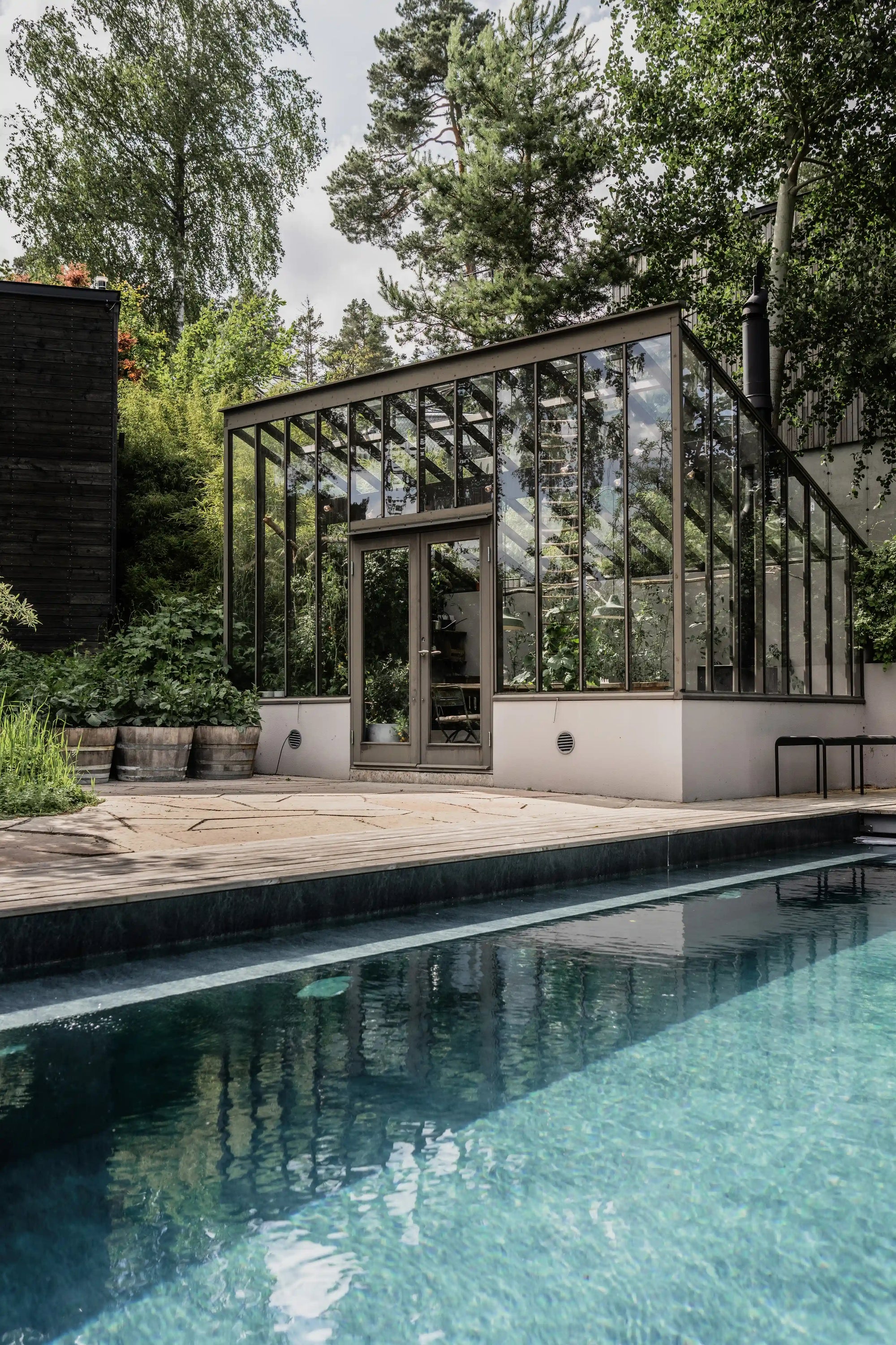 samtida brunt växthus och orangeri i trä