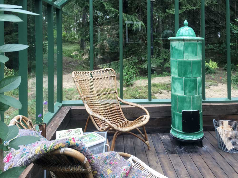 Kakel kamin i ett gröntväxthus