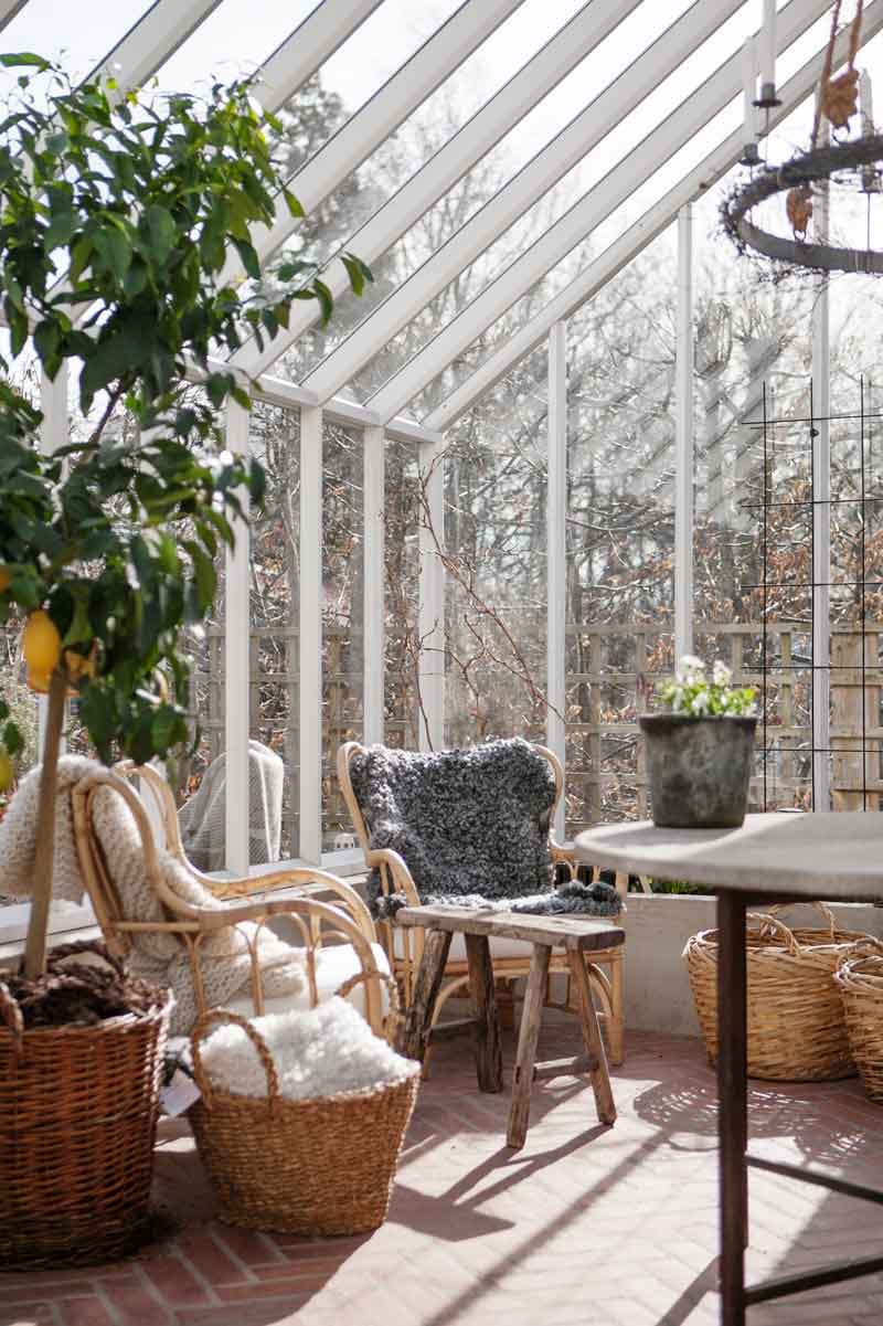 Växthus med sadeltak täckt med ett lätt snötäcke.
