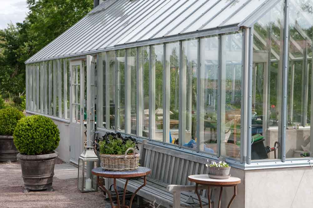 Ett växthus med både isolerglas och enkelglas.