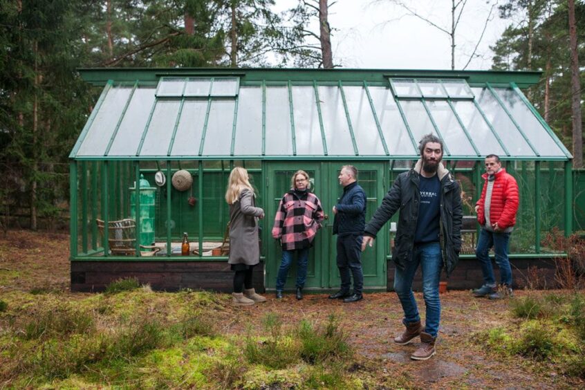 Fem personer framfor ett grönt växthus. Sweden Green House