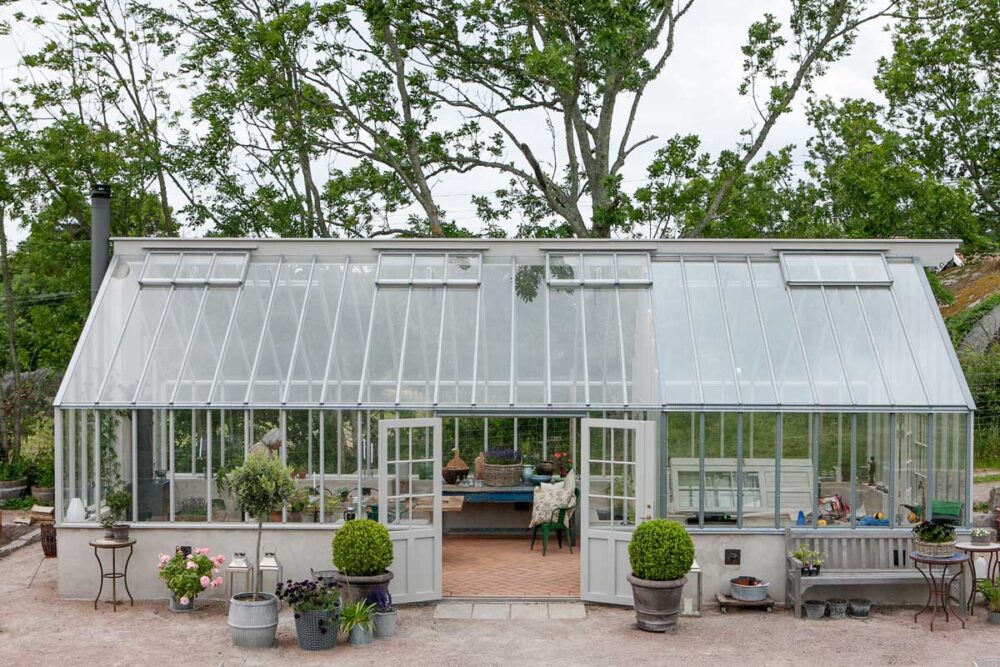 Ett stort växthus med enkel och isolerglas