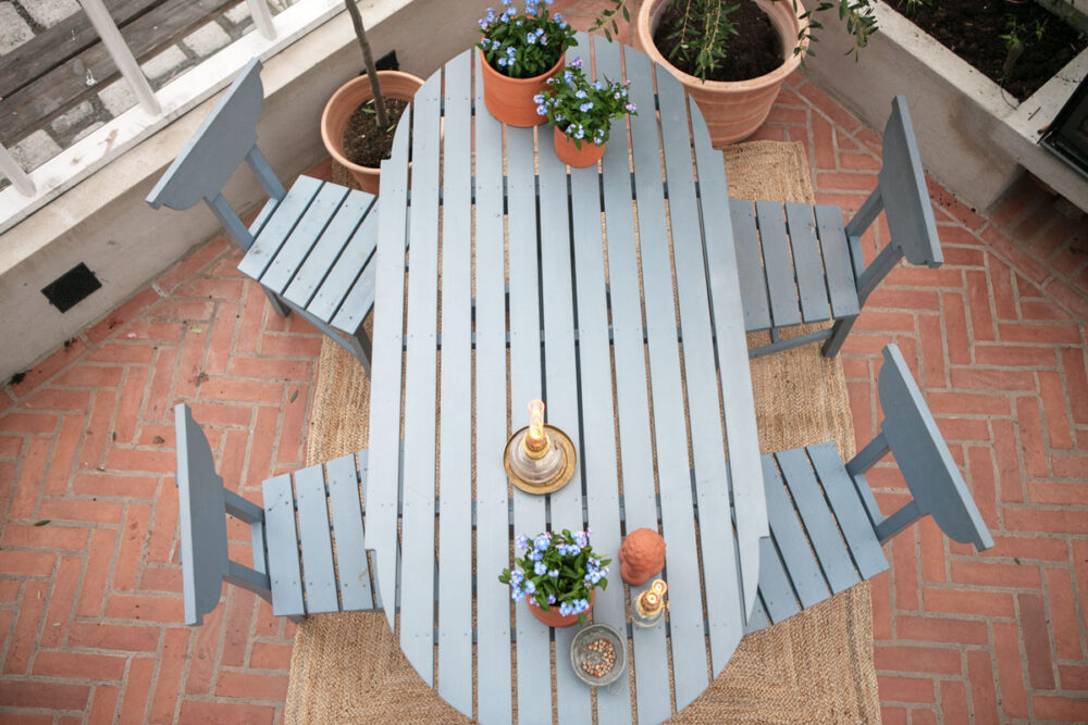 Blått bord och stolar i växthus